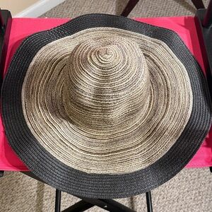 VENUS Black and Brown Striped Hat